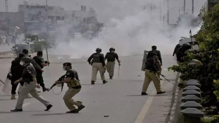 पाकिस्तान में हिंसक प्रदर्शन के बाद सोशल मीडिया की सेवाएं रोकी.....