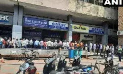 लॉकडाउन का ऐलान होते ही दिल्ली में शराब की दूकानों पर उमड़ी भीड़.....