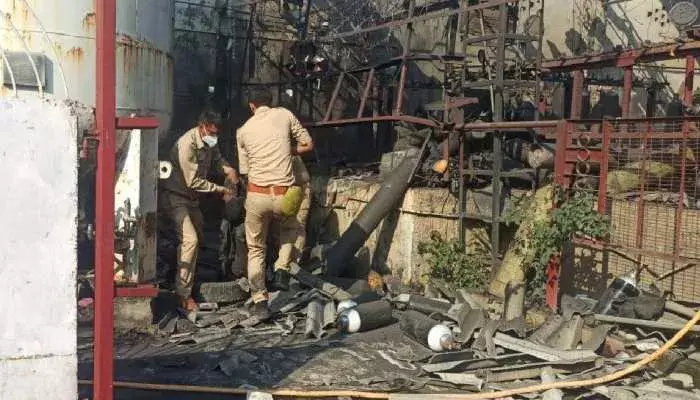 लखनऊ में ऑक्सीजन रिफलिंग के दौरान फटा सिलेंडर, 2 की मौत, 5 घायल.... लखनऊ में ऑक्सीजन रिफलिंग के दौरान फटा सिलेंडर, 2 की मौत, 5 घायल....