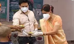 मालिनी अवस्थी ने की सड़कों पर रहने वालों को लंगर सेवा मालिनी अवस्थी ने की सड़कों पर रहने वालों को लंगर सेवा