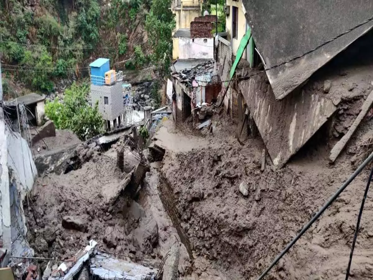 उत्तराखंड के टिहरी जिले के देवप्रयाग में बादल फटने से हुआ भारी नुकसान, इमारतें पूरी तरह ध्वस्त....