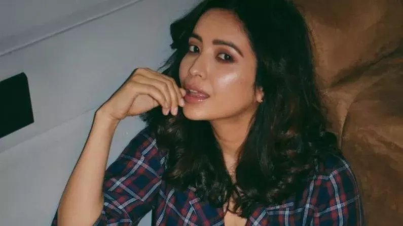 वैक्सीनेशन के दौरान फोटोज शेयर करने वाले को आशा नेगी ने सुनाई खरी खोटी