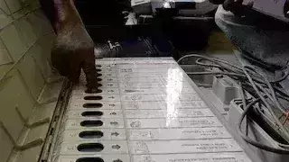 पाकिस्तान ने दी अपने उपचुनावों में ईवीएम इस्तेमाल करने की मंजूरी, राष्ट्रपति आरिफ अल्वी ने दिखाई हरी झंडी.... पाकिस्तान ने दी अपने उपचुनावों में ईवीएम इस्तेमाल करने की मंजूरी, राष्ट्रपति आरिफ अल्वी ने दिखाई हरी झंडी....