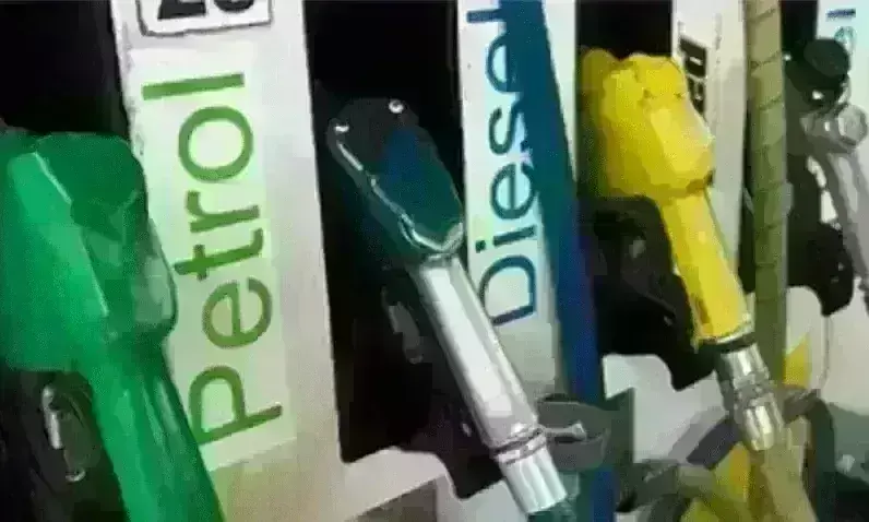 आज फिर पेट्रोल-डीजल के दामों में लगी आग, जाने क्या है कीमत... आज फिर पेट्रोल-डीजल के दामों में लगी आग, जाने क्या है कीमत...