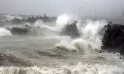 गुजरात तट से टकराने के बाद कमजोर पड़ा तूफान, एयरपोर्ट पर कई फ्लाइट हुई रद्द.....