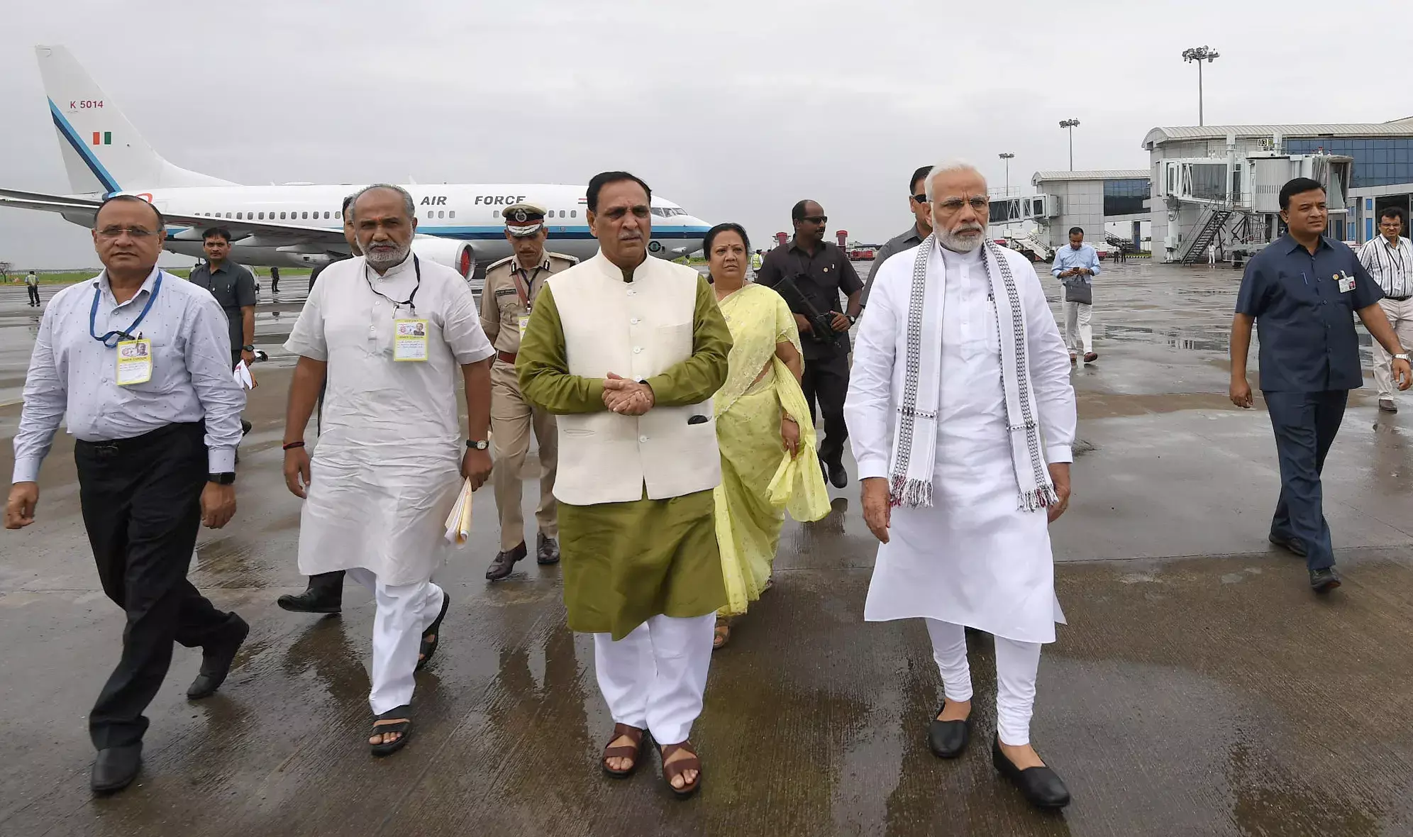 गुजरात में ताऊते प्रभावित इलाकों का प्रधानमंत्री मोदी ने किया हवाई सर्वेक्षण, सीएम विजय रूपाणी भी मौजूद...... गुजरात में ताऊते प्रभावित इलाकों का प्रधानमंत्री मोदी ने किया हवाई सर्वेक्षण, सीएम विजय रूपाणी भी मौजूद......