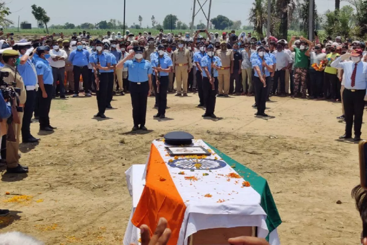 पैतृक गांव में स्क्वाड्रन लीडर अभिनव चौधरी का सम्मान के साथ हुआ अंतिम संस्कार...... पैतृक गांव में स्क्वाड्रन लीडर अभिनव चौधरी का सम्मान के साथ हुआ अंतिम संस्कार......