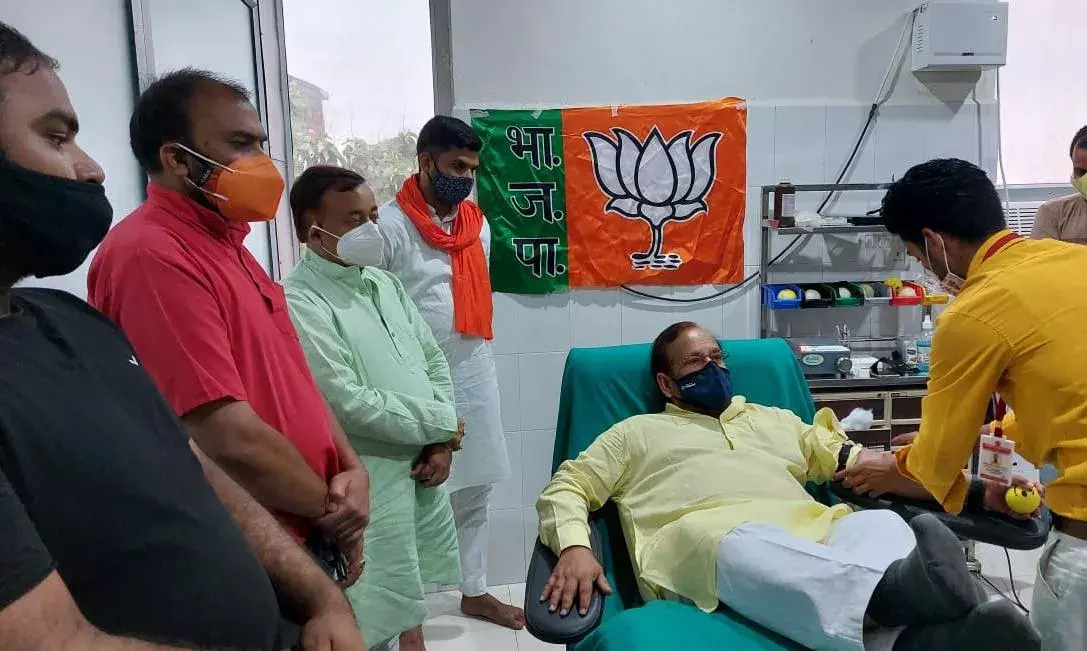 केंद्र सरकार के 7 वर्ष पूर्ण होने पर शुक्रवार को भारतीय जनता पार्टी के पदाधिकारियों एवं कार्यकर्ताओं ने बड़ी संख्या में रक्तदान किया