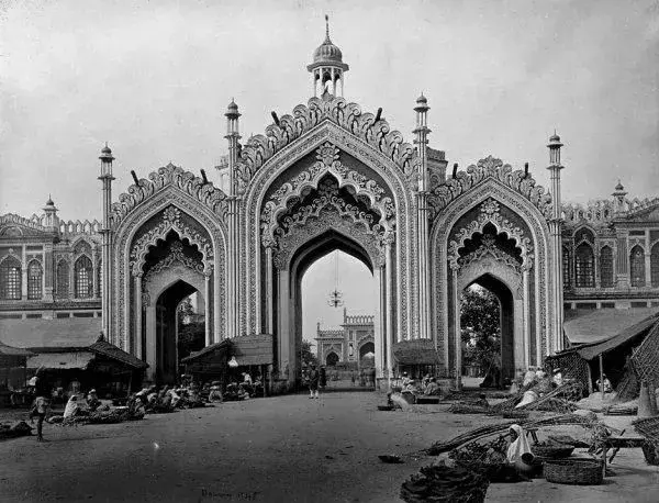 हुसैनाबाद के शिवपुरी अररो वाली मजार के पास पेड़ गिरने से बच्चा पेड़ के नीचे दबा हुसैनाबाद के शिवपुरी अररो वाली मजार के पास पेड़ गिरने से बच्चा पेड़ के नीचे दबा