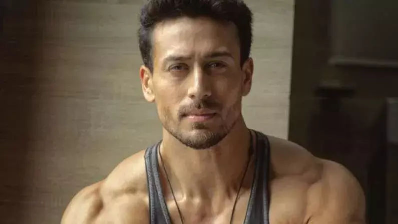 टाइगर श्रॉफ के खिलाफ FIR की खबर सुनकर मचा बवाल, जाने क्यों आई ये नौबत....