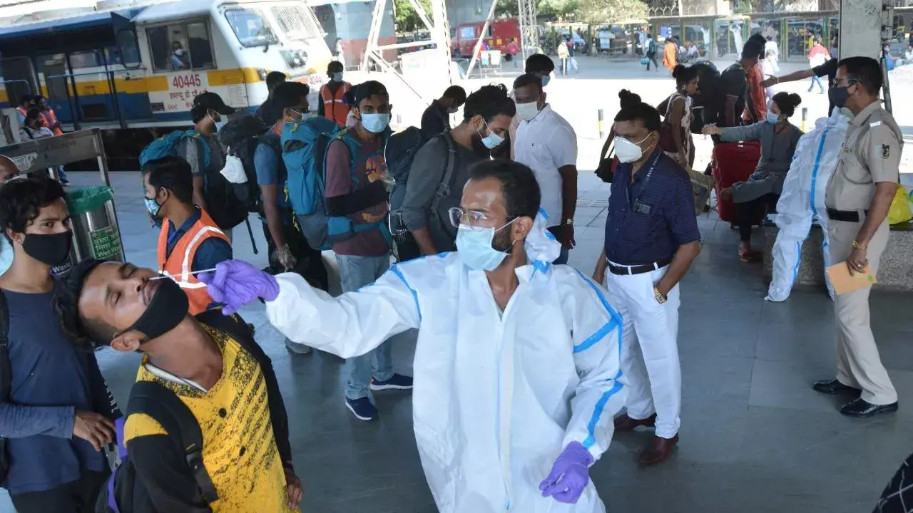 कोरोना के मामलों में आई कमी बीते 24 घंटे में 1.01 लाख नए कोरोना मरीज, 2427 की गई जान कोरोना के मामलों में आई कमी बीते 24 घंटे में 1.01 लाख नए कोरोना मरीज, 2427 की गई जान