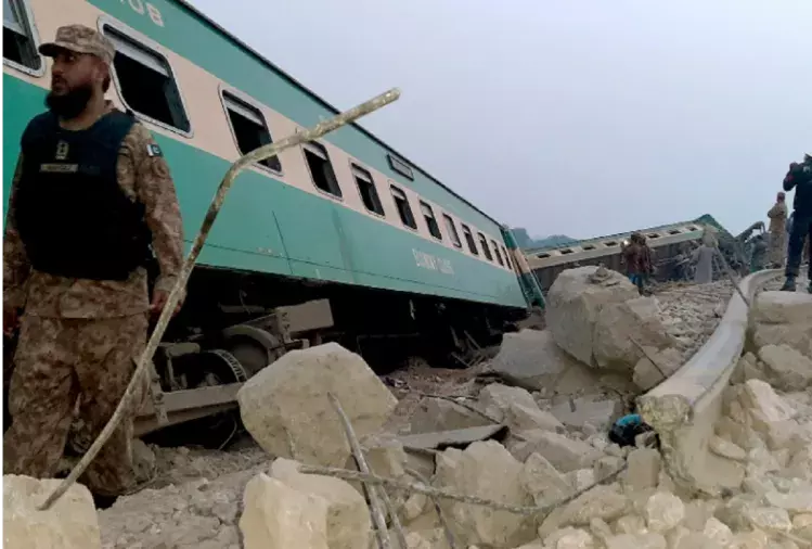 पाकिस्तान में दो ट्रेनों के बीच भयानक भिड़ंत, 30 लोगों की मौत पाकिस्तान में दो ट्रेनों के बीच भयानक भिड़ंत, 30 लोगों की मौत