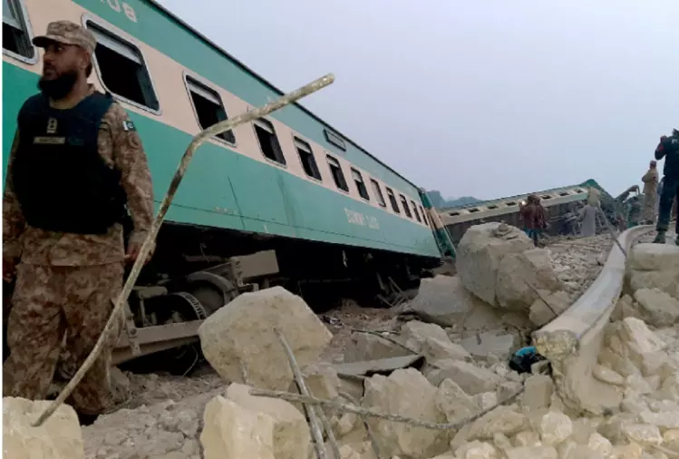 पाकिस्तान में दो ट्रेनों के बीच भयानक भिड़ंत, 30 लोगों की मौत