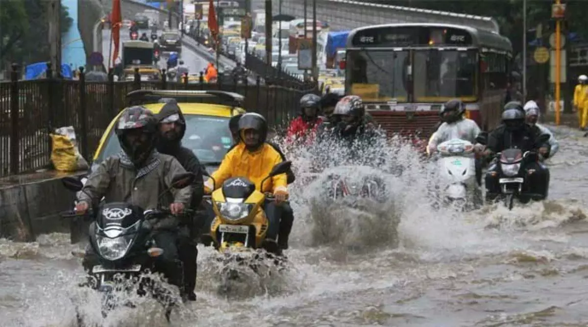 मुंबई में मॉनसून की दस्तक, भारी बारिश से कई इलाकों में जलभराव, ट्रेन सेवाएं सस्पेंड