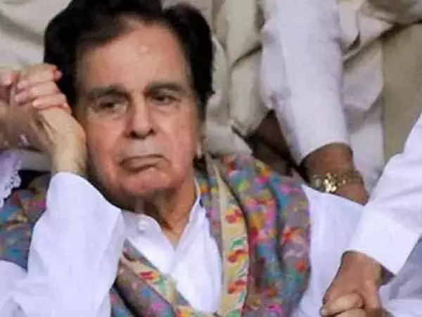 दिगाज अभिनेता दिलीप कुमार की सेहत में सुधार, अस्पताल से लौटे घर दिगाज अभिनेता दिलीप कुमार की सेहत में सुधार, अस्पताल से लौटे घर