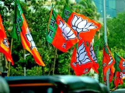 उत्तर प्रदेश आगामी विधानसभा चुनाव से पहले ही भाजपा जुटी डैमेज कंट्रोल में- नाराज नेताओं की मांगों को पूरा करने के लिए बन रही रणनीति उत्तर प्रदेश आगामी विधानसभा चुनाव से पहले ही भाजपा जुटी डैमेज कंट्रोल में- नाराज नेताओं की मांगों को पूरा करने के लिए बन रही रणनीति