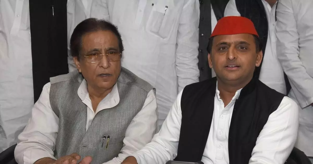 आजम खान के खिलाफ 1300 फर्जी भर्ती का केस दर्ज, लखनऊ हाई कोर्ट में जमानत याचिका को किया खारिज आजम खान के खिलाफ 1300 फर्जी भर्ती का केस दर्ज, लखनऊ हाई कोर्ट में जमानत याचिका को किया खारिज