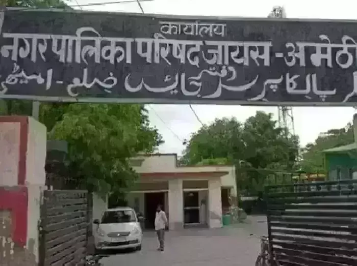 लखनऊ के राम मनोहर लोहिया संस्थान में अमेठी की महिला  के साथ दुष्कर्म होने पर बेटी ने की अमेठी के सांसद स्मृति ईरानी से शिकायत।