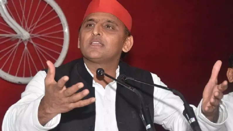 चुनावी नजरिए से बनाए थीम सॉन्ग में कृष्ण से अखिलेश यादव की तुलना किए जाने पर नाराज हुए संत। जानिए पूरा मामला। चुनावी नजरिए से बनाए थीम सॉन्ग में कृष्ण से अखिलेश यादव की तुलना किए जाने पर नाराज हुए संत। जानिए पूरा मामला।