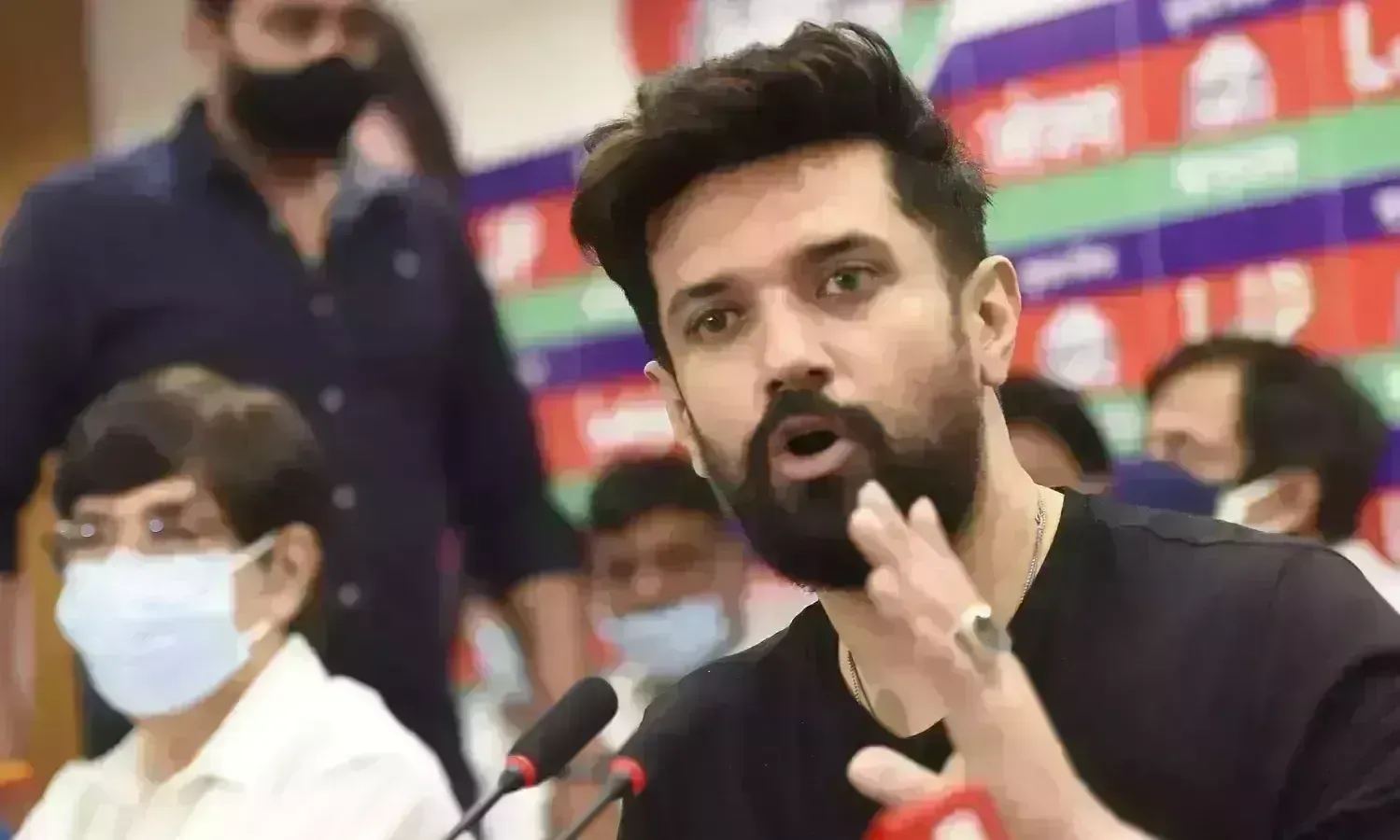 चाचा भतीजे में खींचातानी होने पर चिराग पासवान ने दिल्ली में बुलाई कार्यकारिणी की बैठक।    जानिए पूरा मामला। चाचा भतीजे में खींचातानी होने पर चिराग पासवान ने दिल्ली में बुलाई कार्यकारिणी की बैठक।    जानिए पूरा मामला।