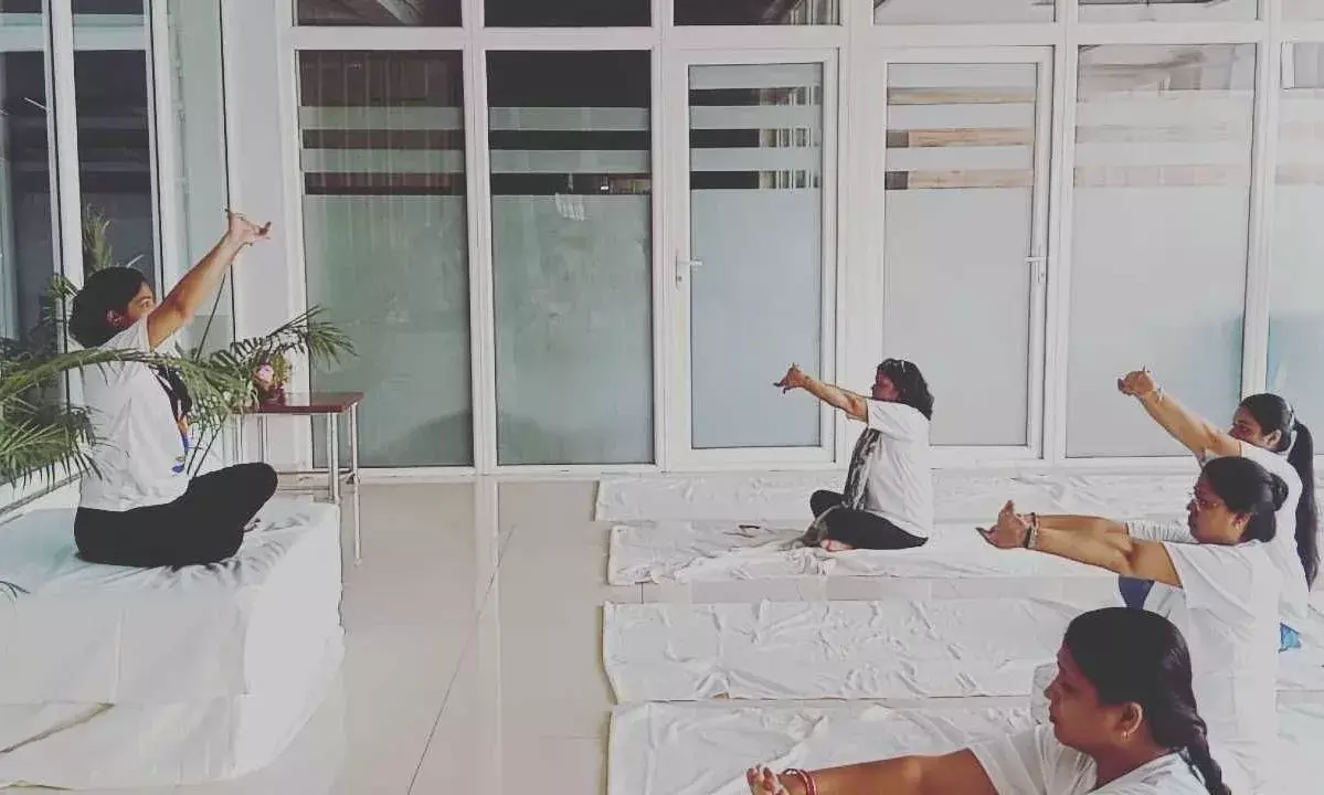 विश्व योग दिवस के उपलक्ष्य में एंबीशन स्कूल में योग करो, निरोग रहो के अंतर्गत योग शिविर का आयोजन किया गया