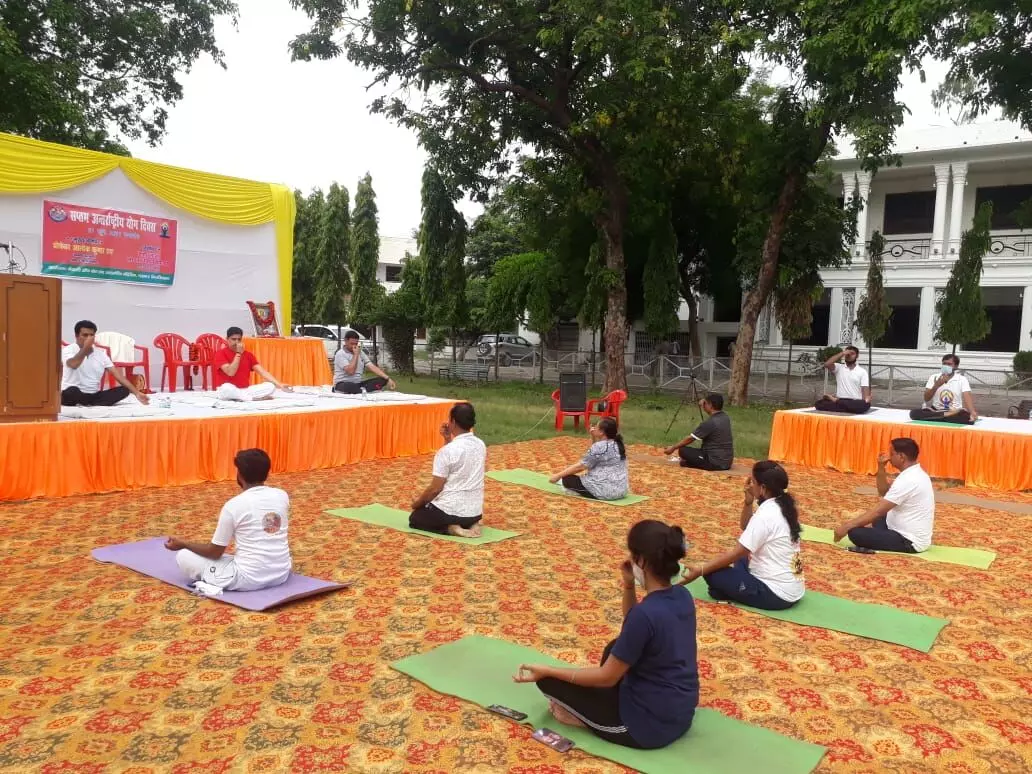लखनऊ विश्वविद्यालय में सातवें अंतराष्ट्रीय योग दिवस समारोह का हुआ आयोजन