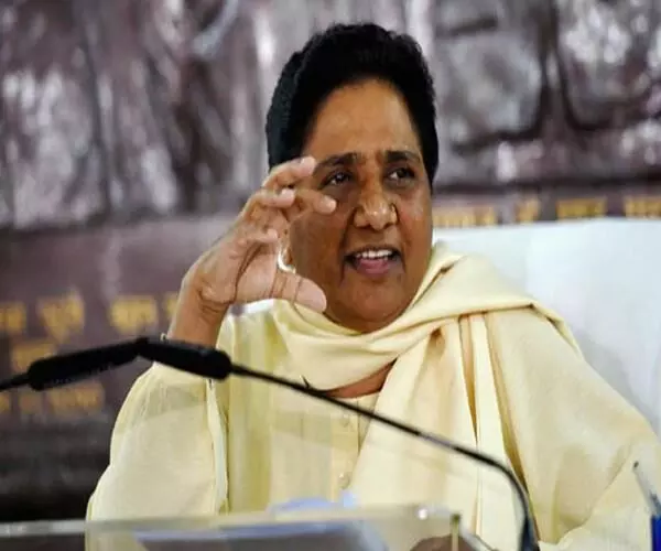 बसपा सुप्रीमो मायावती बोली- राजनीति खत्म करके चौतरफा प्रयासों से आम लोगों तक पहुंचाएं टीकाकरण बसपा सुप्रीमो मायावती बोली- राजनीति खत्म करके चौतरफा प्रयासों से आम लोगों तक पहुंचाएं टीकाकरण