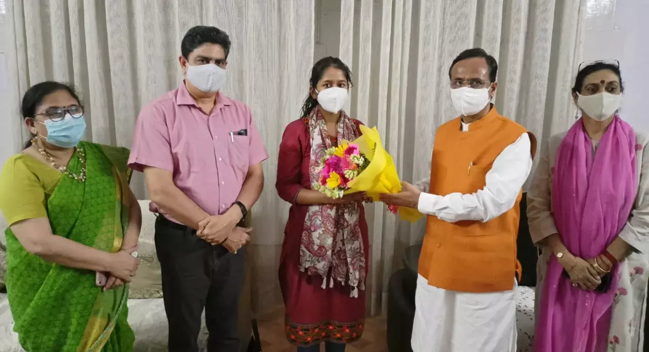 कोरोना काल में बेसारों का सहारा बना लखनऊ विश्वविद्यालय, अब तक 47 छात्रों की ली जिम्मेदारी कोरोना काल में बेसारों का सहारा बना लखनऊ विश्वविद्यालय, अब तक 47 छात्रों की ली जिम्मेदारी
