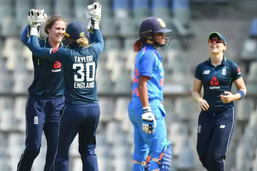 इंग्लैंड महिला टीम ने भारत के खिलाफ टॉस जीतकर गेंदबाजी का किया फैसला इंग्लैंड महिला टीम ने भारत के खिलाफ टॉस जीतकर गेंदबाजी का किया फैसला