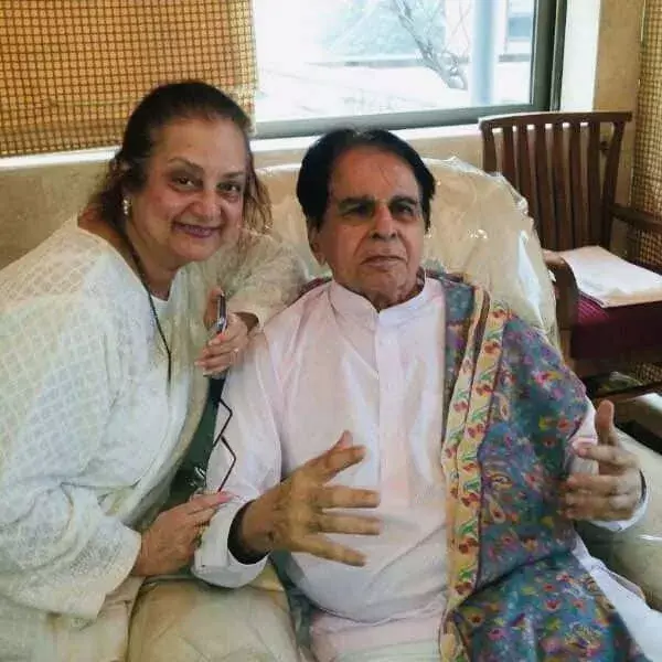 दिग्गज अभिनेता दिलीप कुमार को एक बार फिर सांस लेने में हुई तकलीफ, अस्पताल में हुए भर्ती