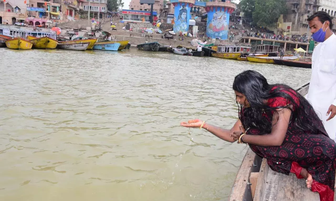 काशी में अस्थि प्रवाहित कर मां की इच्छा पूरी करने के लिए तेलंगाना से आई सारिका किन्नर काशी में अस्थि प्रवाहित कर मां की इच्छा पूरी करने के लिए तेलंगाना से आई सारिका किन्नर