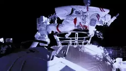 चीन के दो अंतरिक्ष यात्रियों का कमाल, नये केंद्र के बाहर किया पहला स्पेसवॉक चीन के दो अंतरिक्ष यात्रियों का कमाल, नये केंद्र के बाहर किया पहला स्पेसवॉक