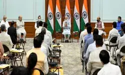 शपथ ग्रहण समारोह शुरू, 15 कैबिनेट मंत्रियों ने ली शपथ शपथ ग्रहण समारोह शुरू, 15 कैबिनेट मंत्रियों ने ली शपथ