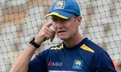 भारत के खिलाफ सीरीज से पहले कोच ग्रांट फ्लावर पाए गए कोरोना संक्रमित भारत के खिलाफ सीरीज से पहले कोच ग्रांट फ्लावर पाए गए कोरोना संक्रमित