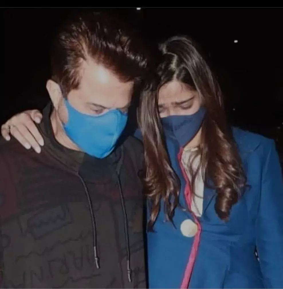 एक साल बाद घर लौटीं सोनम कपूर, पिता को देख हुईं भावुक