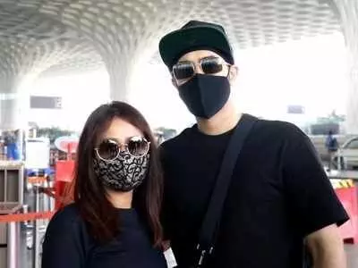 एयरपोर्ट पर रोहनप्रीत संग नज़र आई नेहा कक्कड़, फैंस ने वीडियो देख पूछें सवाल