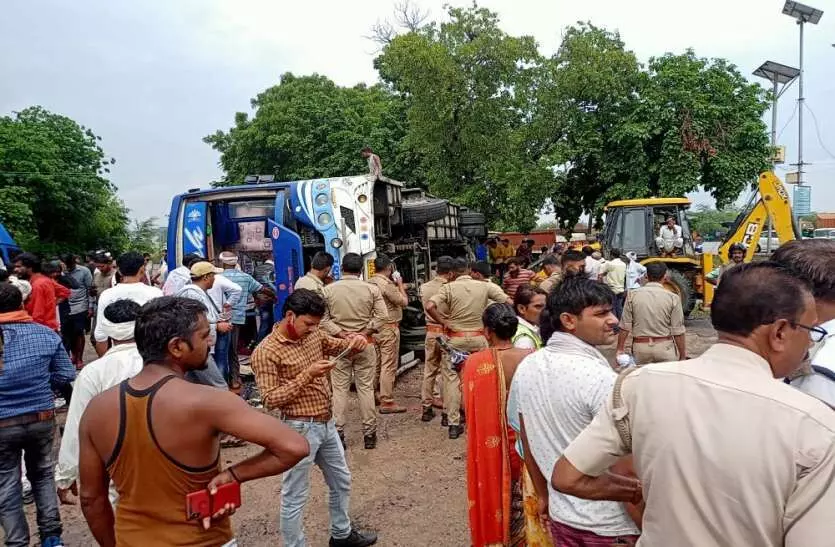 कानपुर इटावा हाईवे पर पलटी बस, 11 लोग घायल