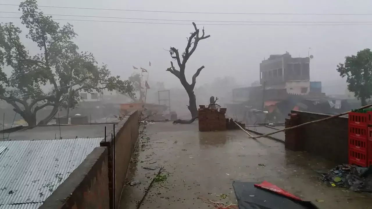 उत्तर प्रदेश के लगभग 34 जिलों में मौसम विभाग का हाई अलर्ट जारी। भीषण वर्षा के साथ 87 किलोमीटर प्रति घंटे की रफ्तार से चलेंगी हवाएं