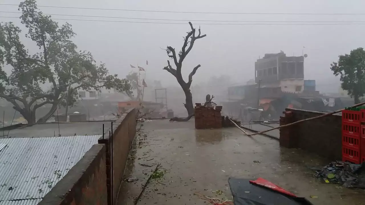 उत्तर प्रदेश के लगभग 34 जिलों में मौसम विभाग का हाई अलर्ट जारी। भीषण वर्षा के साथ 87 किलोमीटर प्रति घंटे की रफ्तार से चलेंगी हवाएं