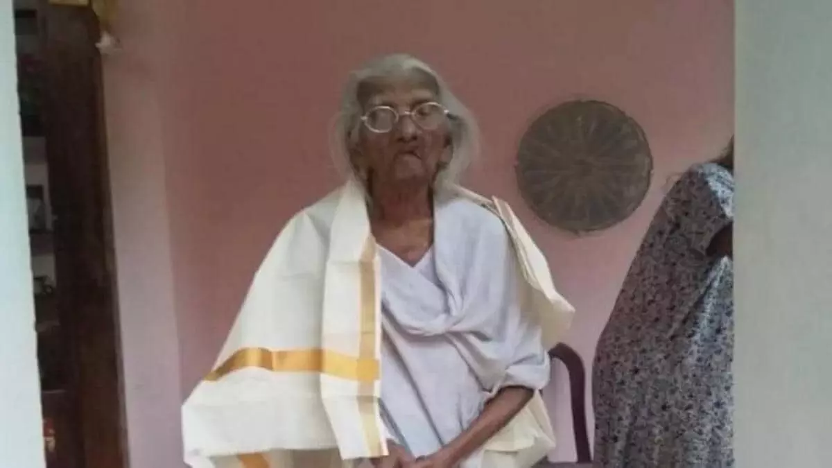 केरल में साक्षरता परीक्षा पास करने वाली सबसे बुजुर्ग महिला भगीरथी अम्मा का निधन