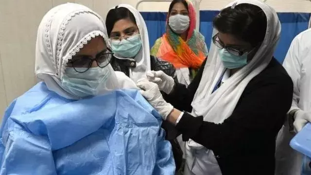 पाकिस्तान में वैक्सीन न लगवाने को लेकर हुआ ये अजीबोगरीब ऐलान, जाने क्या कहा