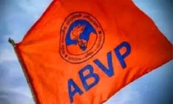 बाराबंकी के पास देर रात हुए हादसे में कई लोगो की घटनास्थल पर ही मौत हो गयी,कई गंभीर रूप से घायल , ट्रामा सेंटर में भर्ती