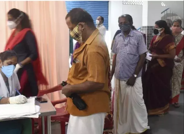 केरल में लगातार बढ़ रहे कोरोना के मामले, तीसरी लहर की आशंका हुई तेज़ केरल में लगातार बढ़ रहे कोरोना के मामले, तीसरी लहर की आशंका हुई तेज़