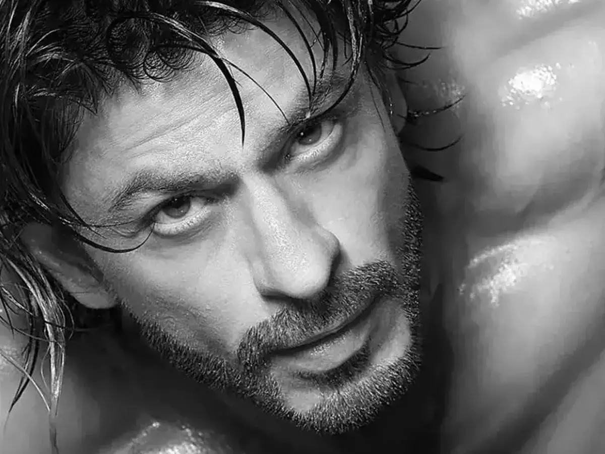 शर्ट लेस लुक में फैंस का दिल जीतते नज़र आए शाहरुख खान शर्ट लेस लुक में फैंस का दिल जीतते नज़र आए शाहरुख खान