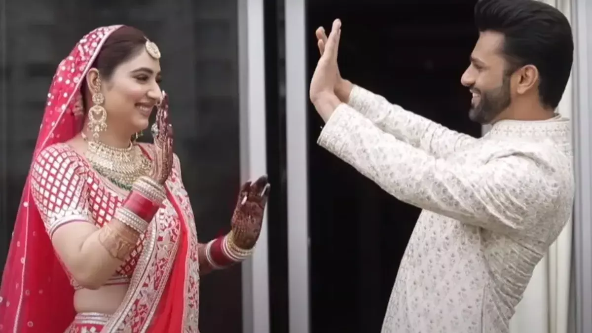 शादी के बंधन में बंधने के बाद पहली बार मुंबई की सड़को पर नजर आए राहुल और दिशा शादी के बंधन में बंधने के बाद पहली बार मुंबई की सड़को पर नजर आए राहुल और दिशा