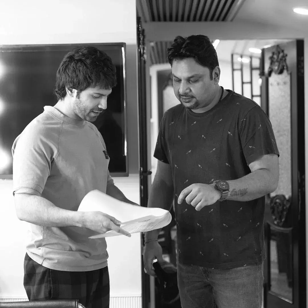 जुग जुग जीयो के सेट पर हुई वरुण धवन की वापसी जुग जुग जीयो के सेट पर हुई वरुण धवन की वापसी