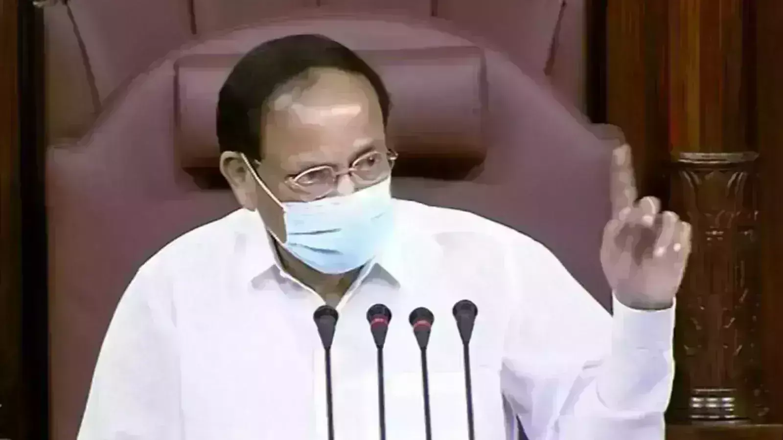 उच्च सदन में हंगामा करने पर बोले वेंकैया नायडू कहा- कल कुछ सदस्यों द्वारा टेबल पर चढ़ जाने की घटना से बेहद दुखी और व्यथित हूं