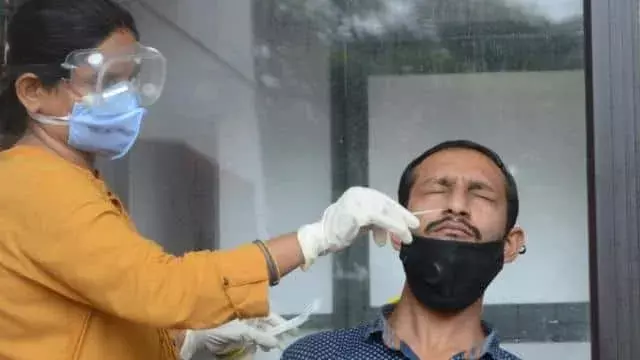 कोरोना की तीसरी लहर की आशंका के बीच पिछले एक दिन में संक्रमण के 41,195 नए मामले कोरोना की तीसरी लहर की आशंका के बीच पिछले एक दिन में संक्रमण के 41,195 नए मामले