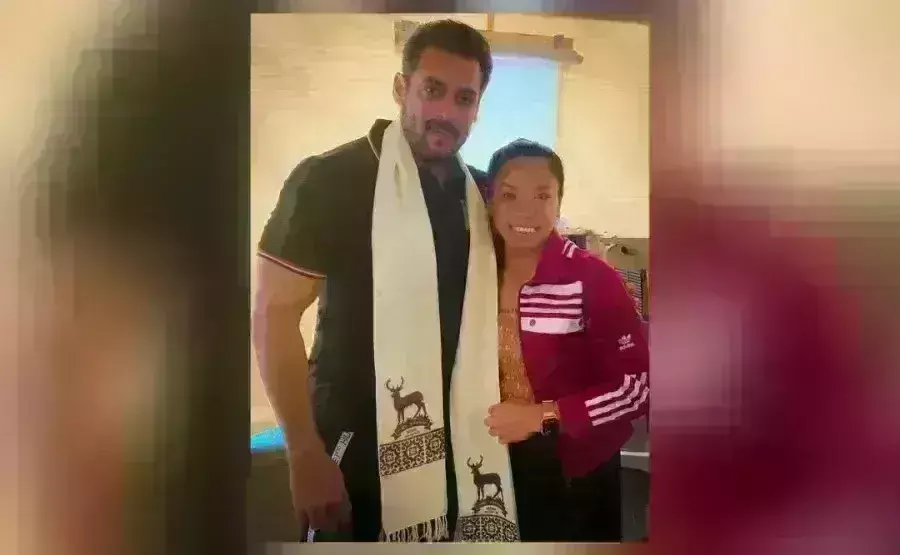 ओलंपिक विजेता मीराबाई चानू के संग सलमान खान ने शेयर की तस्वीर ओलंपिक विजेता मीराबाई चानू के संग सलमान खान ने शेयर की तस्वीर