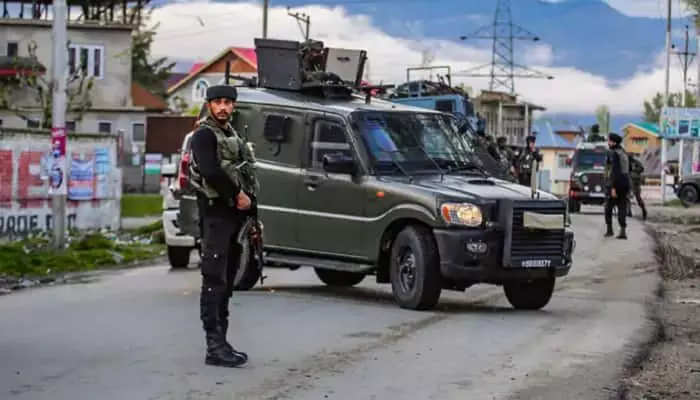 श्रीनगर जम्मू हाइवे पर सुरक्षाबलों और आतंकियों के बीच मुठभेड़ जारी